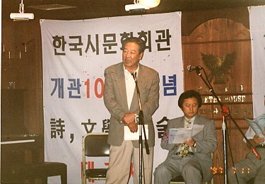 회관10주년기념축제중명사시낭송(최불암).jpg