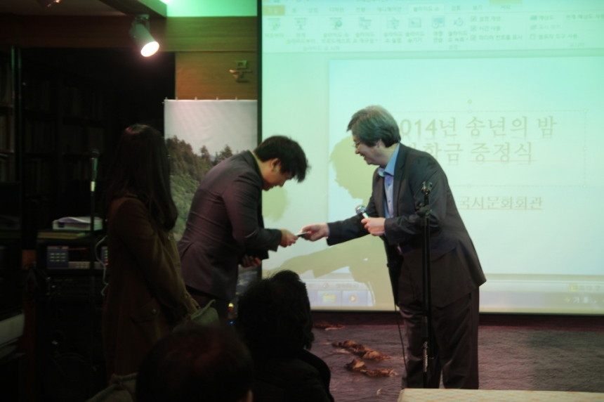 장학금 수여 사진 (1).jpg